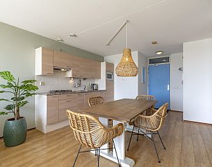 Gerumige Essecke im Ferienhaus Duinerei B202 Groote Keeten, Callantsoog, mit Korbsthlen.