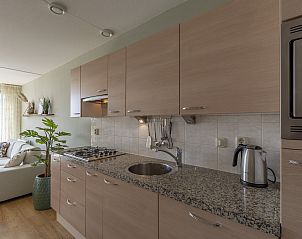 Funktionelle Kche im Ferienhaus Duinerei B202 Groote Keeten, Callantsoog, mit modernen Gerten.