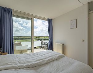 Blick vom Schlafzimmer im Ferienhaus Duinerei B202 Groote Keeten, Callantsoog, auf den Balkon und die Dnen.