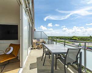 Balkon des Ferienhauses Duinerei B202 Groote Keeten, Callantsoog, mit Sitzgelegenheit und Blick auf die Natur.