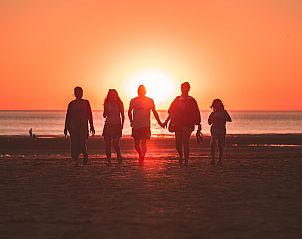 Familie geniet den Sonnenuntergang an der Nordseekste in der Nhe der Duinerei B202 Groote Keeten, Callantsoog.