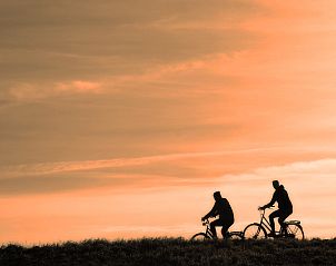 Radfahrer bei Sonnenuntergang in der Nhe der Duinerei B202 Groote Keeten, Callantsoog.