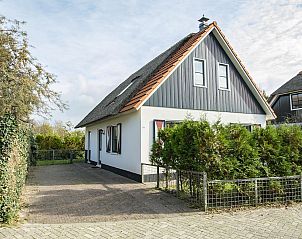 Buitenplaats 100 Callantsoog vacation home on the North Sea coast in North Holland with thatched roof and spacious driveway.