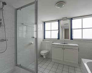 Luxury bathroom of Buitenplaats 100 Callantsoog vacation home on the North Sea coast in North Holland with shower.