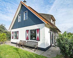 Exterior view of Buitenplaats 100 Callantsoog vacation home in North Holland with traditional architectural style.
