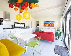 Stijlvolle woonkamer van Tulip Mania 4 vakantiehuis in Callantsoog, Noordzeekust, met kleurrijke inrichting en moderne keuken.