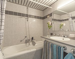 Modern bathroom in Callantsduyne 22 Groote Keeten, vacation home in Callantsoog, North Holland.