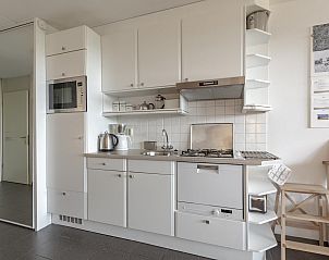Fully equipped kitchen in Callantsduyne 33 Groote Keeten, vacation home in Callantsoog, North Holland.