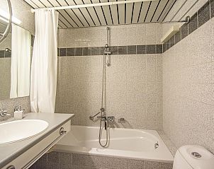 Bathroom with bath in Callantsduyne 33 Groote Keeten, vacation home in Callantsoog, North Holland.