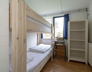 Sfeervolle slaapkamer in vakantiehuis NH252 in Callantsoog, Noordzeekust, Noord-Holland met natuurlijk licht en comfortabele bedden.