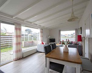 Geniet van het zonnige terras bij vakantiehuis NH252 in Callantsoog aan de Noordzeekust, Noord-Holland.