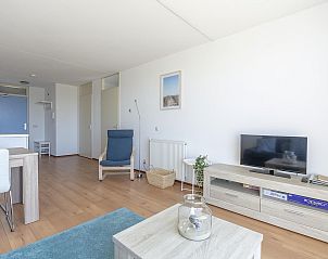 Gemtliches Wohnzimmer mit TV in der Duinerei A202 Groote Keeten, Ferienhaus an der Nordseekste in Callantsoog, Nordholland.