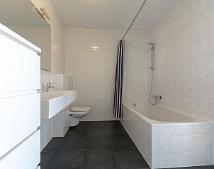 Modernes Badezimmer mit Badewanne in der Duinerei A202 Groote Keeten, Ferienhaus an der Nordseekste in Callantsoog, Nordholland.
