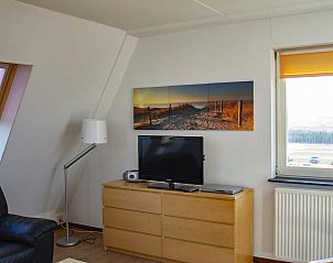 Gezellige hoek met televisie in Duinerei B301 Groote Keeten, Noord-Holland.