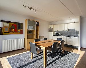 Eetkamer en keuken in Duinerei B301 Groote Keeten, vakantiehuis in Callantsoog.