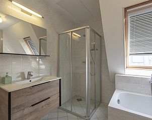 Stijlvolle badkamer met douche in Duinerei B301 Groote Keeten, Callantsoog.