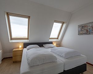 Slaapkamer met tweepersoonsbed in Duinerei B301 Groote Keeten, Callantsoog.
