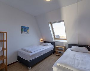 Tweede slaapkamer met eenpersoonsbedden in Duinerei B301 Groote Keeten, Noord-Holland.