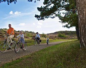 Fietsen door de duinen nabij Duinerei B301 Groote Keeten, Noordzeekust.