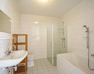 Spacious bathroom with bath and shower in Duinerei C202 Groote Keeten, vacation home in Callantsoog, North Holland.
