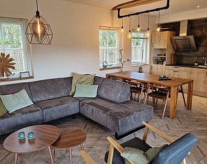 Stijlvolle binnenruimte van Vakantiehuisje in Callantsoog met open keuken, Noordzeekust, Noord-Holland.