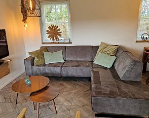 Comfortabele zithoek in Vakantiehuisje in Callantsoog, ideaal voor ontspanning aan de Noordzeekust, Noord-Holland.