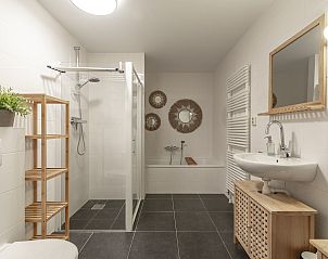 Modern bathroom in Strandleven 006 Groote Keeten, vacation home in Callantsoog, with spacious shower.