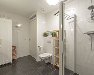 Spacious bathroom with shower in Strandleven 006 Groote Keeten, vacation home in Callantsoog, North Holland.