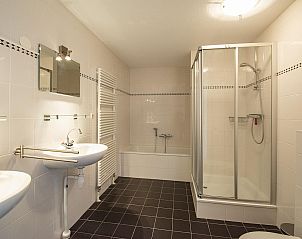 Spacious bathroom in Beach Life 103 Groote Keeten vacation home in Callantsoog, North Holland.