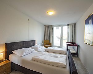 Comfortable bedroom in Beach Life 103 Groote Keeten vacation home in Callantsoog with modern furnishings.