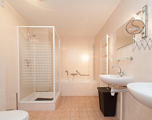 Gerumiges Badezimmer in Beach Life 106 Groote Keeten, Ferienhaus in Callantsoog, Nordholland.