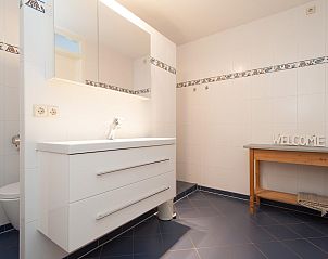 Modern bathroom with spacious shower in Suite Duinzicht Callantsoog, North Sea coast, North Holland.