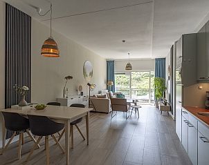 Dining room with modern decor in Wijde Blick 112 Callantsoog, vacation home on the North Sea coast.