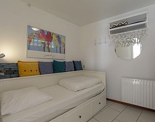 Cozy bedroom with single bed in Wijde Blick 205 Callantsoog, ideal for children on the North Sea coast.