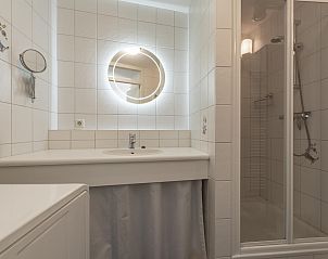 Modern bathroom in vacation home Wijde Blick 205 Callantsoog, equipped with shower on the North Sea coast.