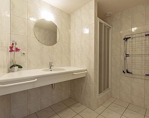 Spacious bathroom in Wijde Blick 301 Callantsoog vacation home on the North Sea coast in North Holland.
