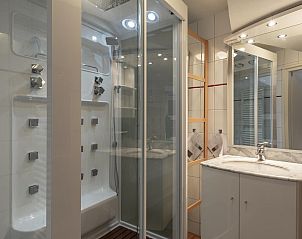 Luxury bathroom with shower in Wijde Blick 307 Callantsoog, vacation home in Callantsoog, North Holland.