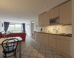 Open keuken en woonkamer in Wijde Blick 310 Callantsoog, vakantiehuis Noordzeekust, Noord-Holland