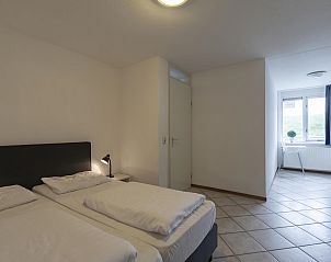 Slaapkamer met tweepersoonsbed in Wijde Blick 310 Callantsoog, vakantiehuis aan de Noordzeekust, Noord-Holland