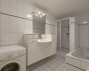 Ruime badkamer van vakantiehuis Wijde Blick 310 Callantsoog aan de Noordzeekust, Noord-Holland