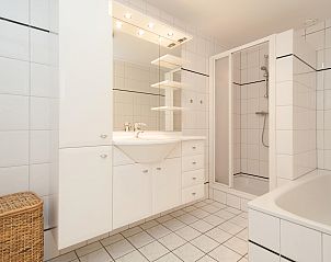 Spacious bathroom with shower in Wijde Blick 311 Callantsoog, vacation home in Callantsoog, North Holland.