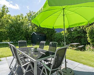 Gezellig terras met parasol bij Sandepark 165 Groote Keeten vakantiehuis in Callantsoog, Noord-Holland.