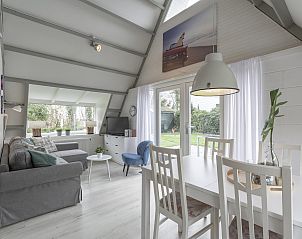 Eethoek met uitzicht in Sandepark 165 Groote Keeten vakantiehuis in Callantsoog, Noord-Holland.
