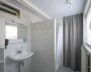 Slaapkamer met tweepersoonsbed in Sandepark 165 Groote Keeten vakantiehuis in Callantsoog, Noord-Holland.