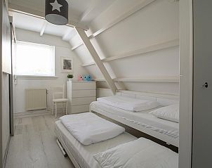 Ruime tuin met grasveld bij Sandepark 165 Groote Keeten vakantiehuis in Callantsoog, Noord-Holland.