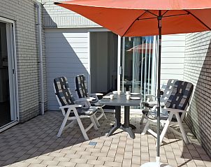 Open kitchen with bar in vacation home NH057, Callantsoog, North Sea coast, North Holland.