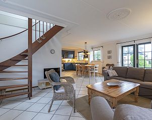 Offenes Wohnzimmer und Kche im Ferienhaus Buitenplaats 062 Callantsoog in Nordholland.