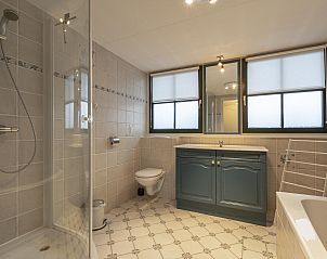 Moderne Kche mit Gerten im Ferienhaus Buitenplaats 062 Callantsoog in Nordholland.