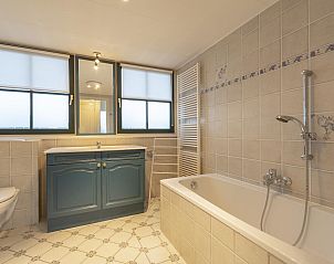 Luxurises Badezimmer mit Dusche im Ferienhaus Buitenplaats 062 Callantsoog an der Nordseekste.