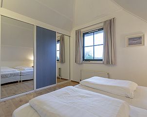Schlafzimmer mit Doppelbett im Ferienhaus Buitenplaats 062 Callantsoog an der Nordseekste.